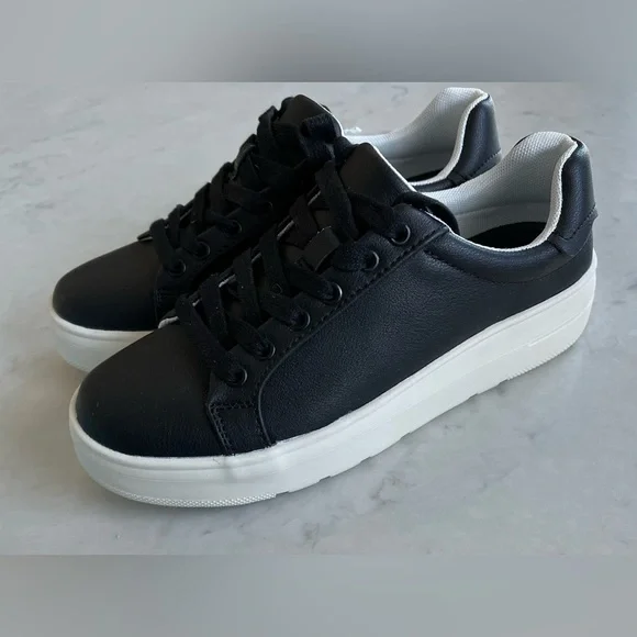 New Baretraps Nishelle Sneakers with Rebound Technology - Picture 3 of 11